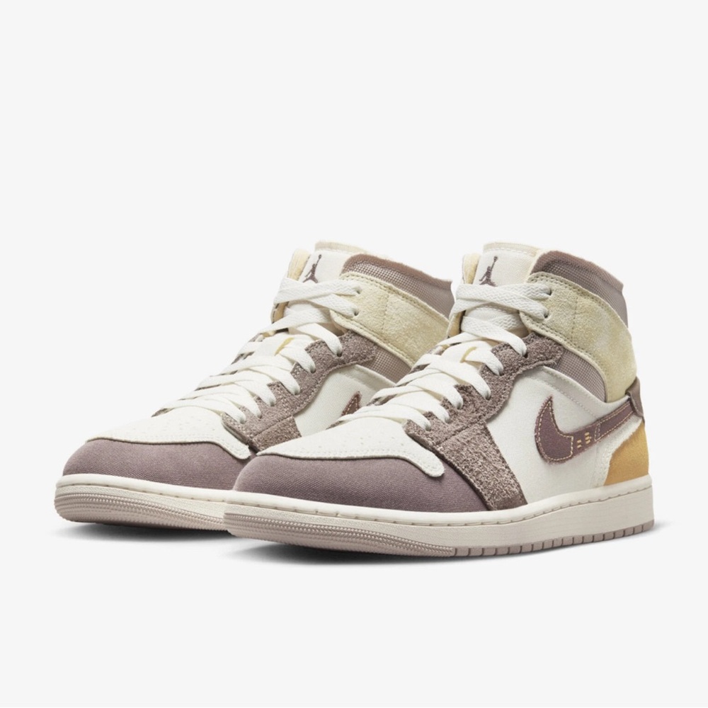 Nike Kids Sneakers in Cream and Brown